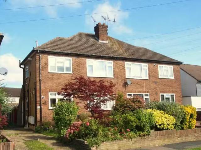 2 bedroom maisonette for rent in Balmoral Road, Brentwood, Esi.