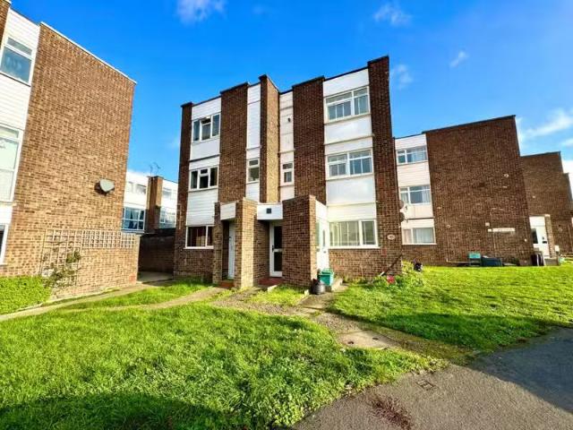 2 bedroom maisonette for rent in Birk Beck, Waveney Drive, Che.