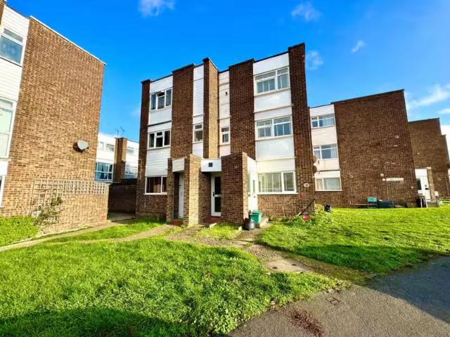 2 bedroom maisonette for rent in Birk Beck, Waveney Drive, Che.