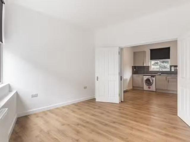 2 bedroom maisonette for rent in Downs Road, Lower Clapton, Lo.