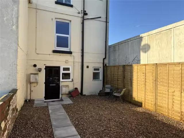 2 bedroom maisonette for rent in East Street, Dovercourt, Harw.