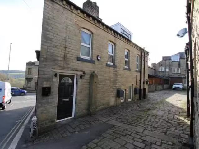2 bedroom maisonette for rent in Halifax Road, Hipperholme, Ha.
