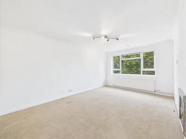 2 bedroom maisonette for rent in Hilda Vale Close, Orpington.