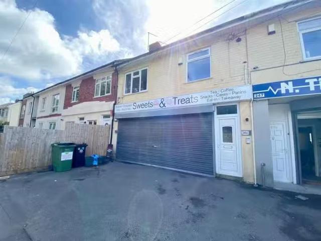 2 bedroom maisonette for rent in Redcatch Road, Knowle, Bristo.