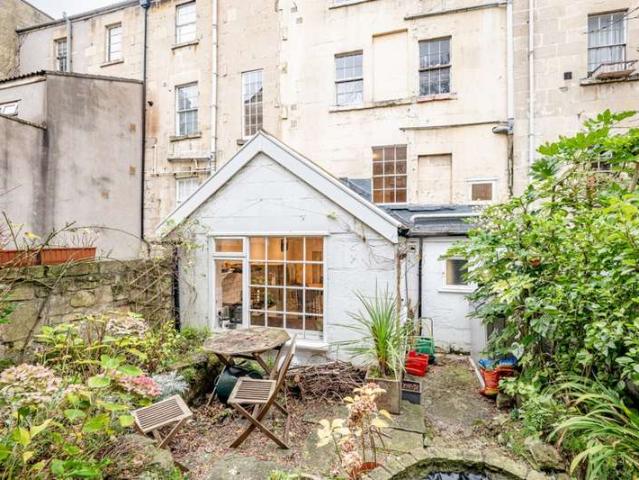 2 Bedroom Maisonette Flat