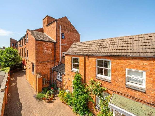 2 Bedroom Maisonette Flat