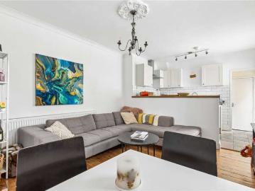 2 Bedroom Maisonette Flat