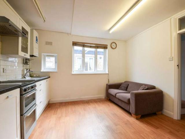 2 Bedroom Maisonette Flat