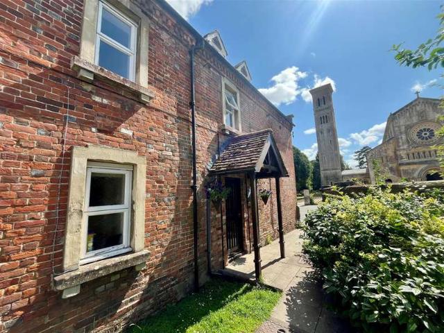 2 Bedroom Maisonette Flat