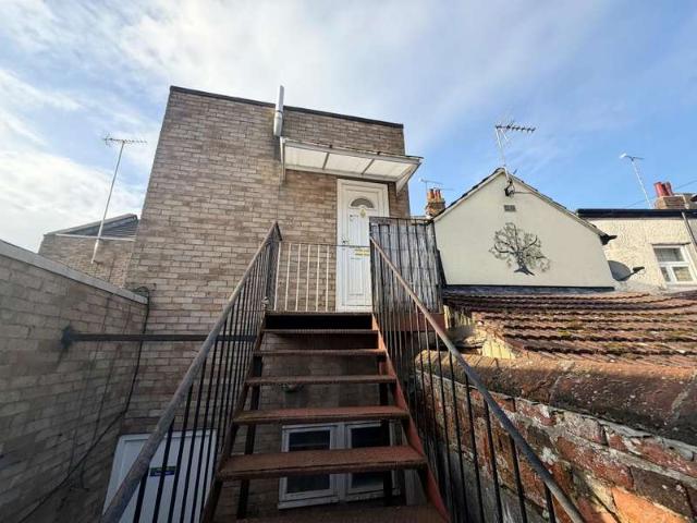 2 Bedroom Maisonette Flat