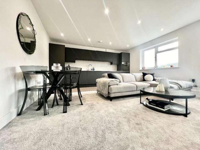 2 Bedroom Maisonette Flat