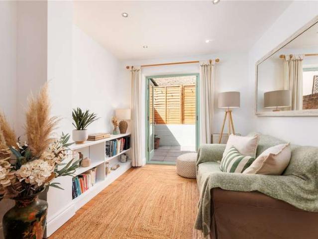 2 Bedroom Maisonette Flat