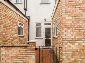 2 Bedroom Maisonette Let in