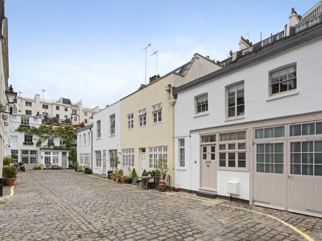 2 bedroom mews to rent
