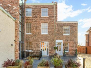 2 bedroom mews to rent