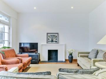 2 bedroom mews to rent