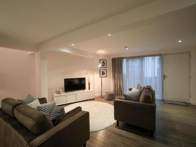 2 bedroom mews to rent