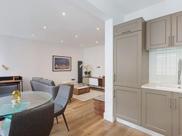 2 bedroom mews to rent