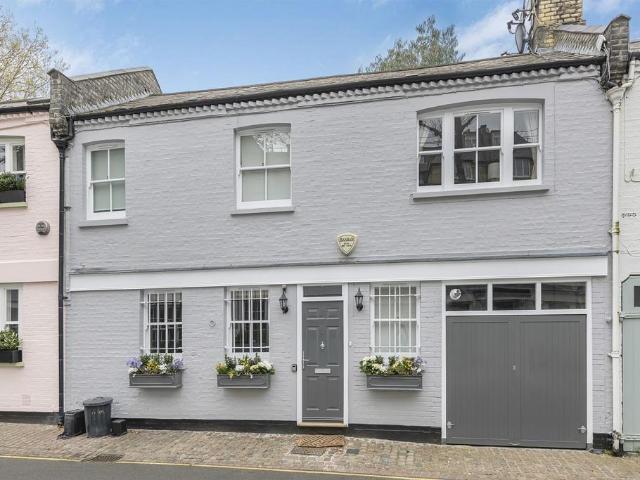 2 bedroom mews to rent