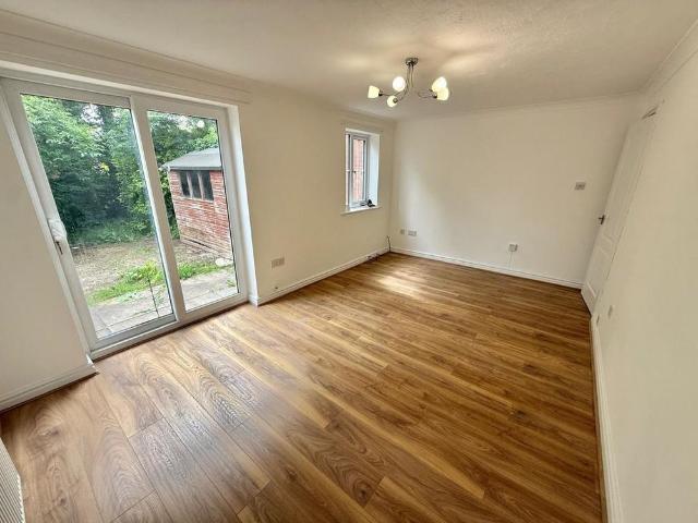 2 bedroom mews to rent