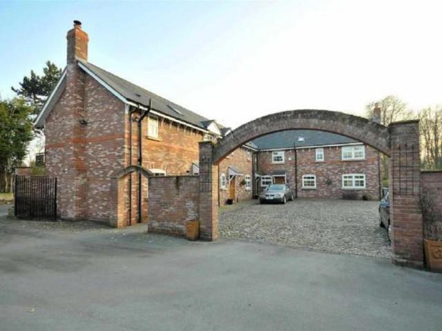 2 bedroom mews to rent