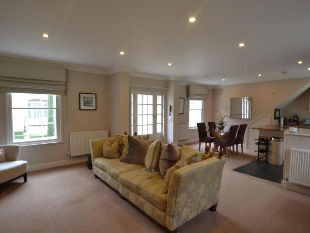 2 bedroom mews to rent