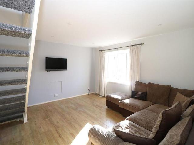 2 bedroom mews to rent