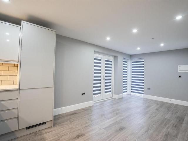 2 bedroom mews to rent