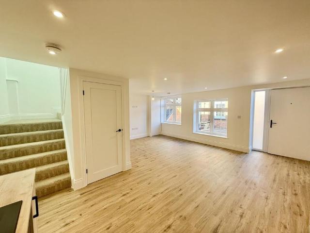 2 bedroom mews to rent