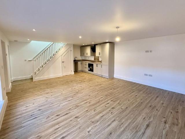2 bedroom mews to rent