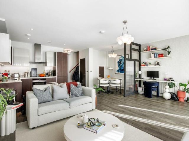 2 bedroom mews to rent