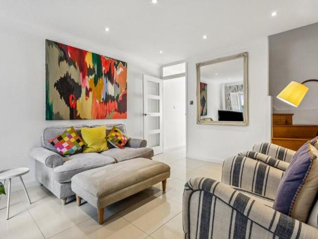 2 bedroom mews to rent