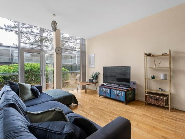 2 bedroom mews to rent