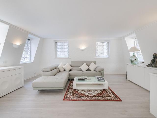 2 bedroom mews for sale