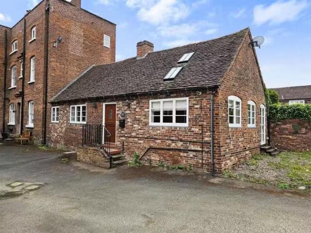 2 bedroom mews property for rent in Severn Side South, Bewdley.