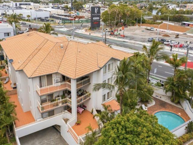 2 Bedroom Mermaid Beach Apartment Walk to Beach, Pacific Fair & Tram