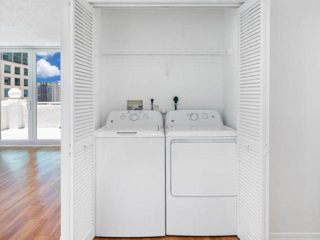 2 bedroom, Miami FL 33131 104617592