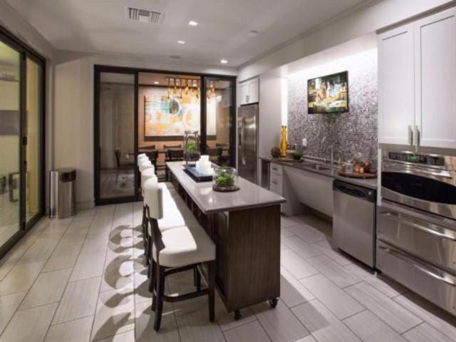 2 bedroom, Northridge CA 91324 104948746