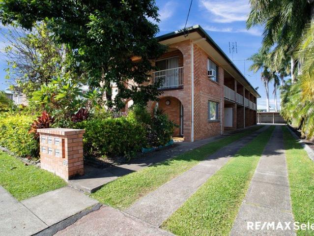 2 Bedroom Neat & Tidy Unit Centrally Located !