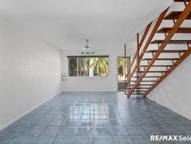 2 Bedroom Neat & Tidy Unit Centrally Located !