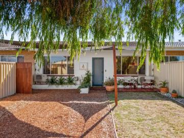 Apartment for sale in Safety Bay - Garden
