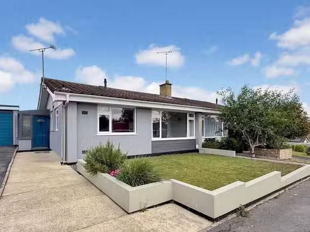 2 bedroom semi detached bungalow for rent in Broadway, Warmins.