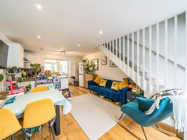 2 bedroom semi detached house to rent