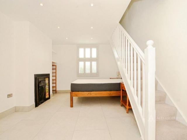 2 bedroom semi detached house to rent