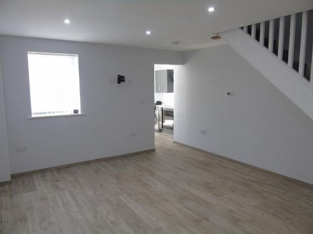 2 bedroom semi detached house to rent