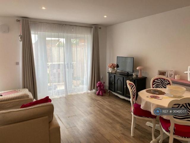 2 bedroom semi detached house to rent
