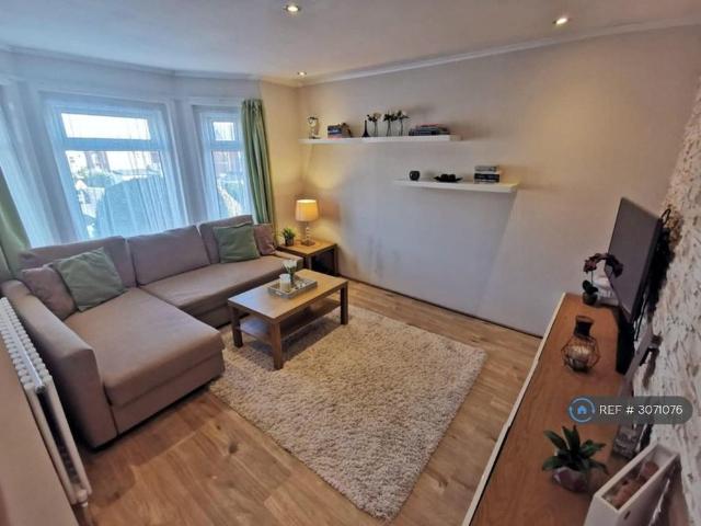 2 bedroom semi detached house to rent
