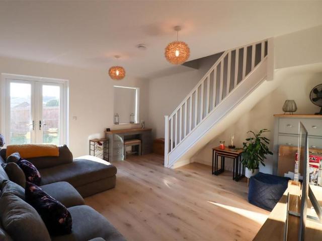 2 bedroom semi detached house to rent