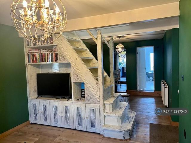 2 bedroom semi detached house to rent