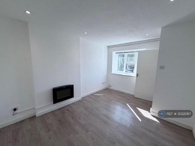 2 bedroom semi detached house to rent
